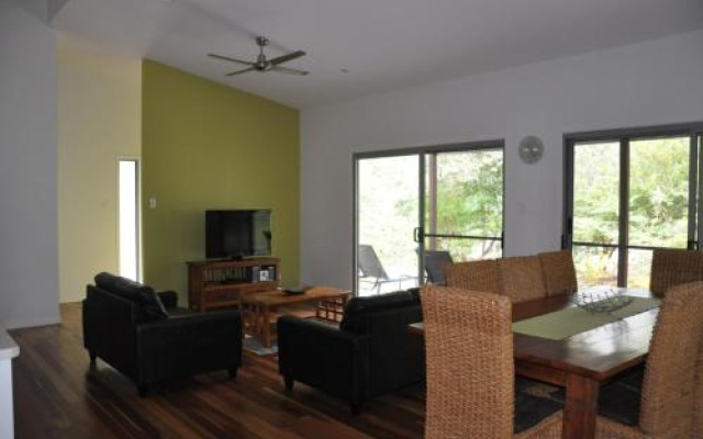 24 Esprit Drive Beach Home With Open Plan Living And Walking Distance To Beach – Guest Rooms – Rainbow Beach