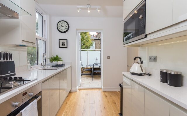 1 Bedroom Flat with Terrace in South West London