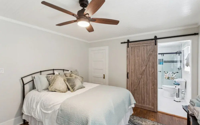 Charming Downtown Mccloud Retreat 2 Bedroom Home by RedAwning