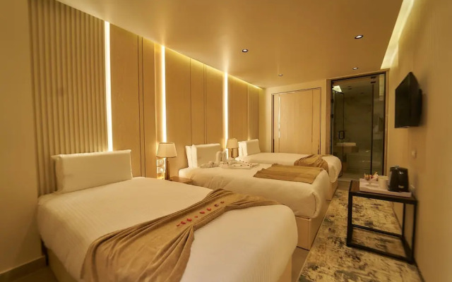 Gold's Pyramids Hotel