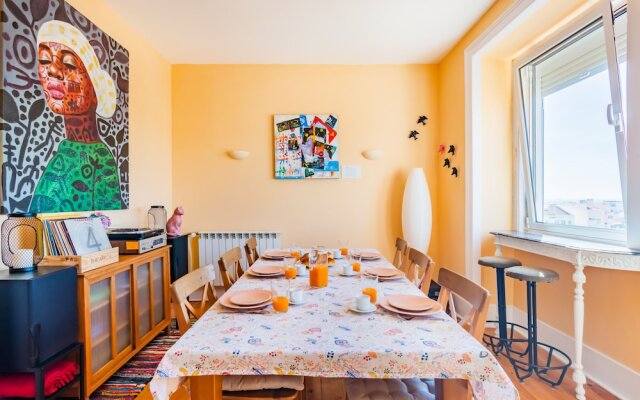 Bright & Beautiful Top Floor Graça Flat