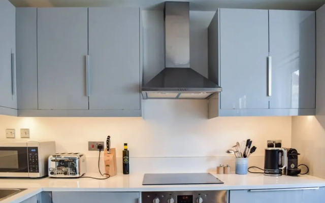 Stylish 3 Bedroom Home With Roof Terrace
