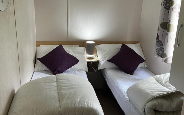 Cabin - Sleeps 6 - Beach 10 Minutes Drive
