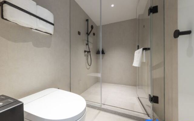 Shenzhen North Station East Square Atour Light Hotel