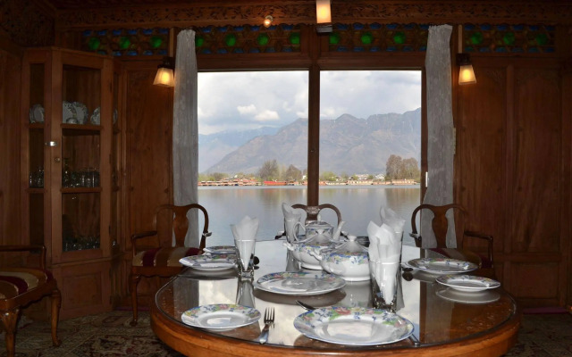 Peacock Houseboats