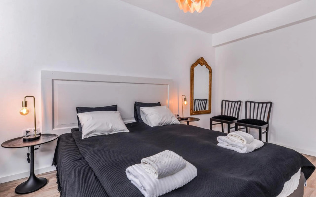 66 Apartment - Stylish Two Bedroom in Lozenets District