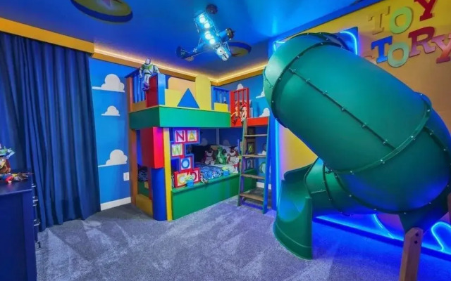 2940 Penel 9 Bedroom Home
