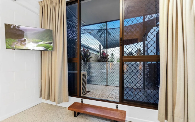 Rainforest Reef Retreat - Esplanade Ground-floor Apartment