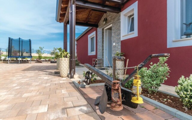 Stunning Home in Novigrad With Wifi and 4 Bedrooms