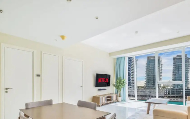 LUX  Pad Executive Suite Canal View 5