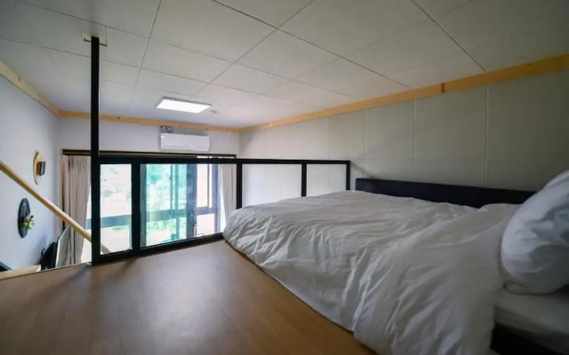 Yeosu Chunghong Pension