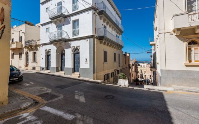 Yellow Pearl Apartments