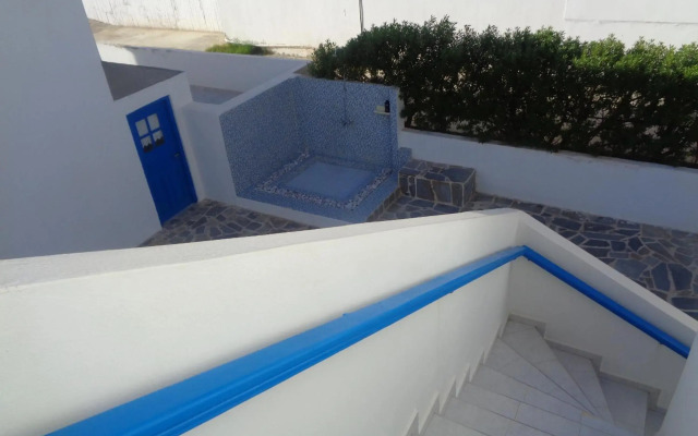 Blue and White Studios & Apartments