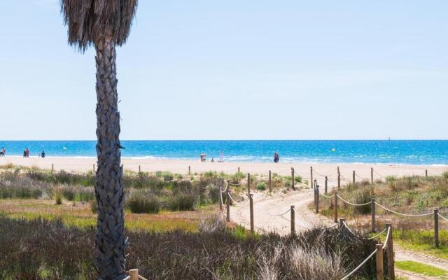 Sunny apartment 3 blocks to the beach