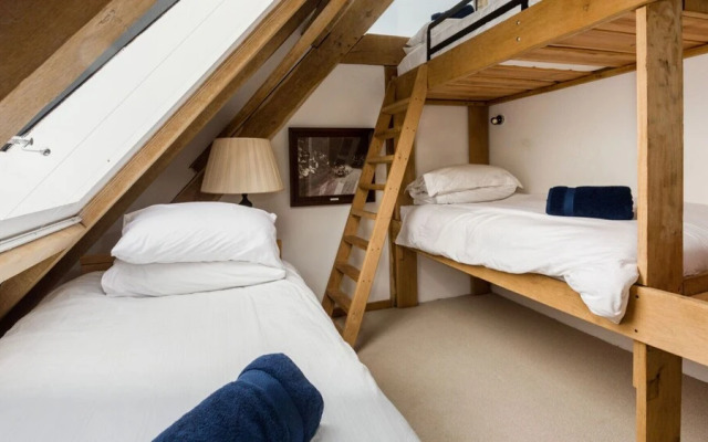 Stunning Lakeside Country Retreat near Cirencester