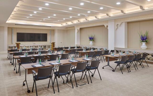 Hilton Salwa Beach Resort & Villas