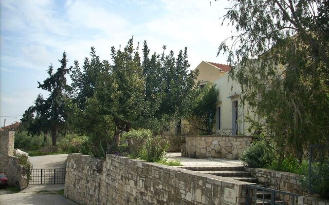 Heliopetra independant studios -village close to beaches -sharing a large pool