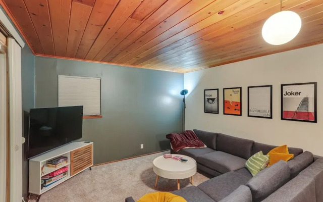 Crestline Cabin: Mountain Views & Fire Pit!