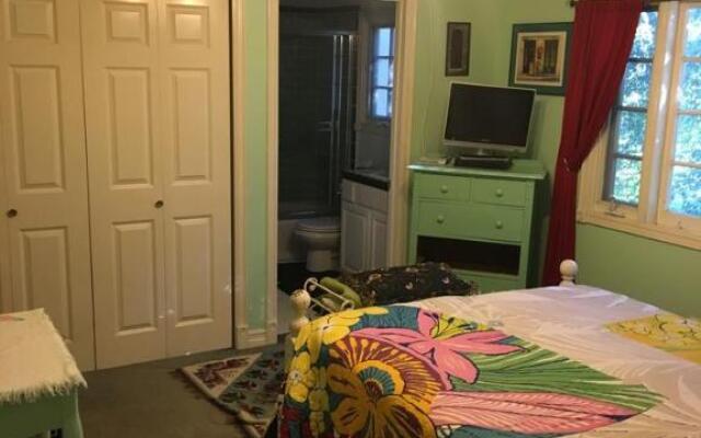 Elaines Hollywood Bed And Breakfast