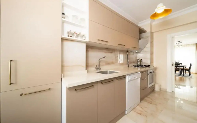 Spacious and Central Apartment near Lara Beach in Muratpasa, Antalya