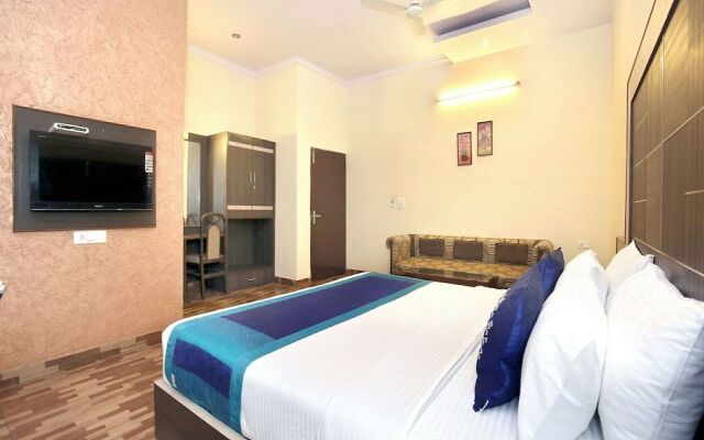 OYO 10111 Hotel Roopa International