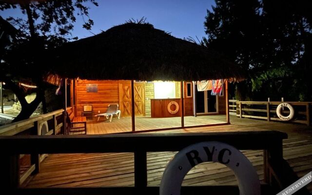 Roatan Yacht Club