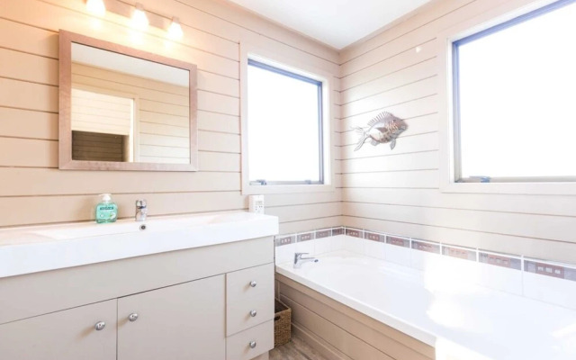 3 Bedroom Home with Harbour Views