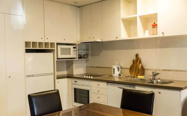 King Bed in Central & Stylish Apartment