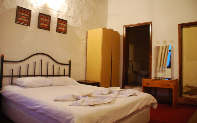 Yasin's Place Backpackers Cave Hotel