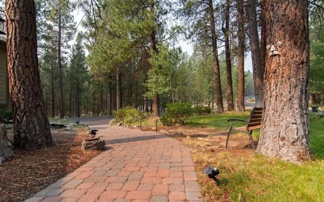 Super Coop 5 Bedroom Home by RedAwning, Bend