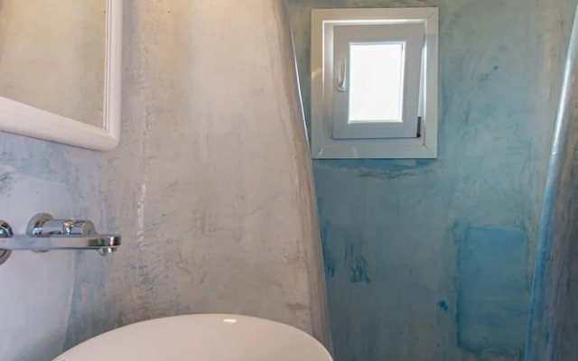 Peristeronas Village