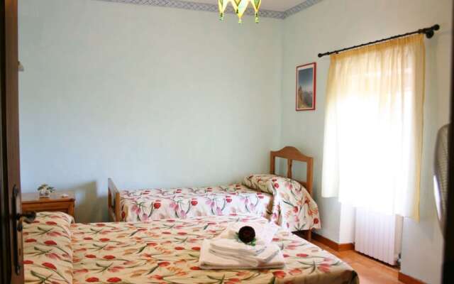 Beautiful private villa with WIFI, private pool, TV, pets allowed and parking, close to Arezzo