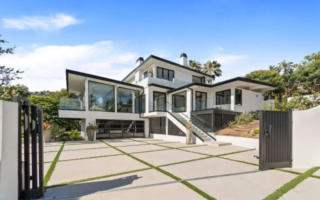 Sea Vista - Central Malibu Villa w/ Pool, Spa, & Ocean Views