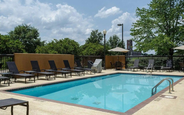 Russell Inn & Suites
