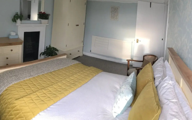 Chic City Centre Georgian Maisonette