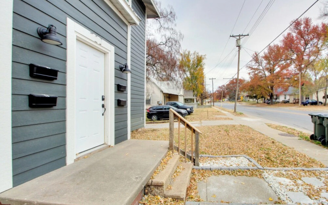 Cozy Missouri Escape w/ Balcony, Near Colleges!