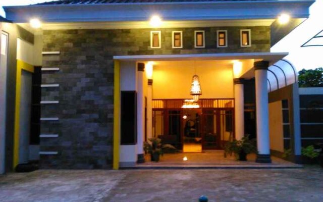 Griya Putri Dewi Family Guest House
