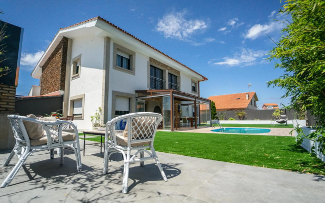 Villa con piscina a pie de playa