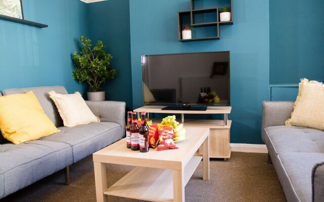 Modern House Perfect for Business, City Break Or Football