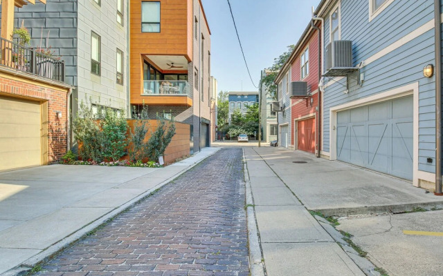 Vibrant Downtown Cincinnati Townhome w/ Sauna!