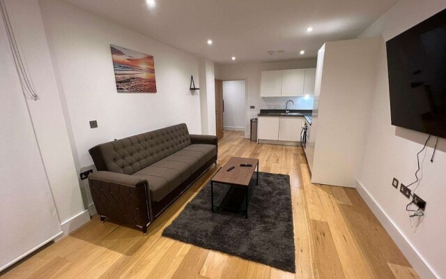 Impeccable 2-bed Apartment in Erith