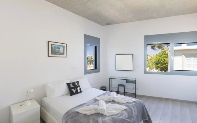 Protaras Holiday Villa El34 - Seafront Villa