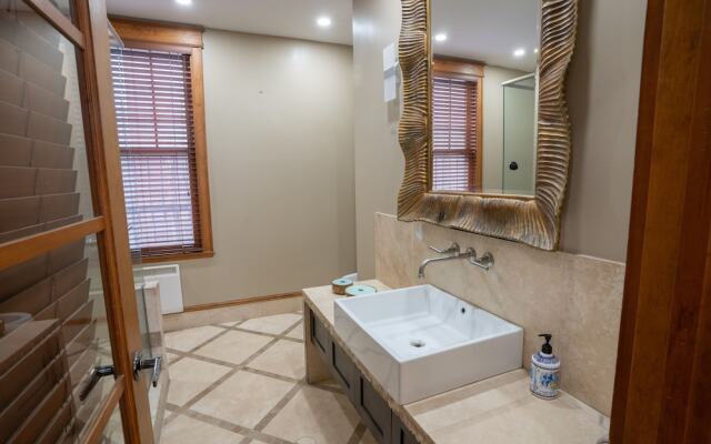 Chic 2BR near Little Italy 5min to Metro