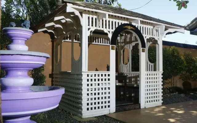 Purple Fountain Inn & Hostel