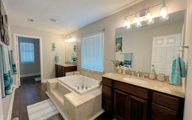 Sea-renity 3 Bedroom Home by Redawning