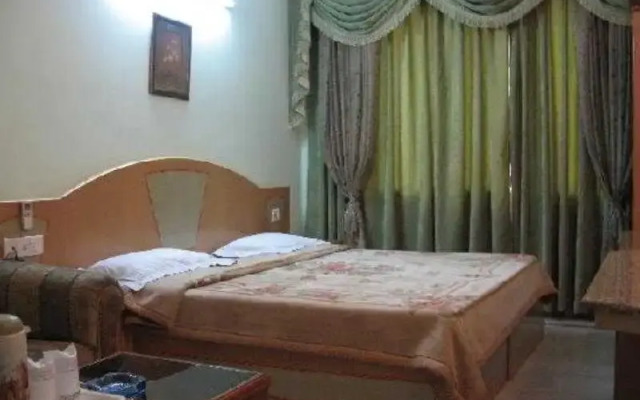 Hotel Crest Inn