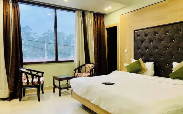 Hotel November, At Zirakpur Bus Stand