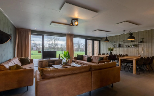 House in Vrouwenpolder near Beach