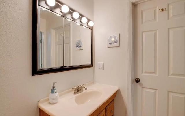 Bay City Vacation Rental Escape ~ 5 Mi to Marina!