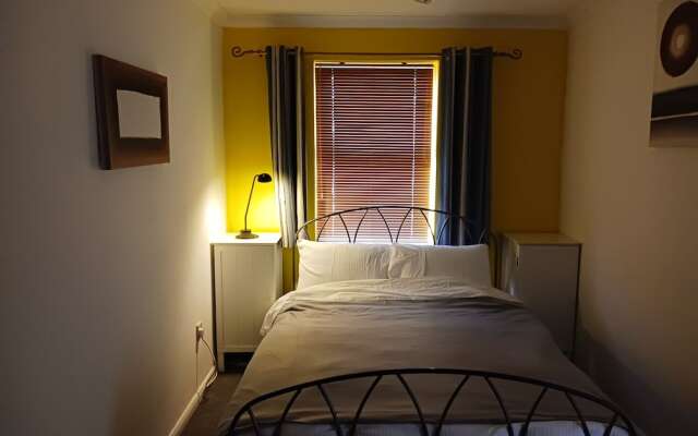 Cosy 1-bed Apartment in Swindon, Private Parking